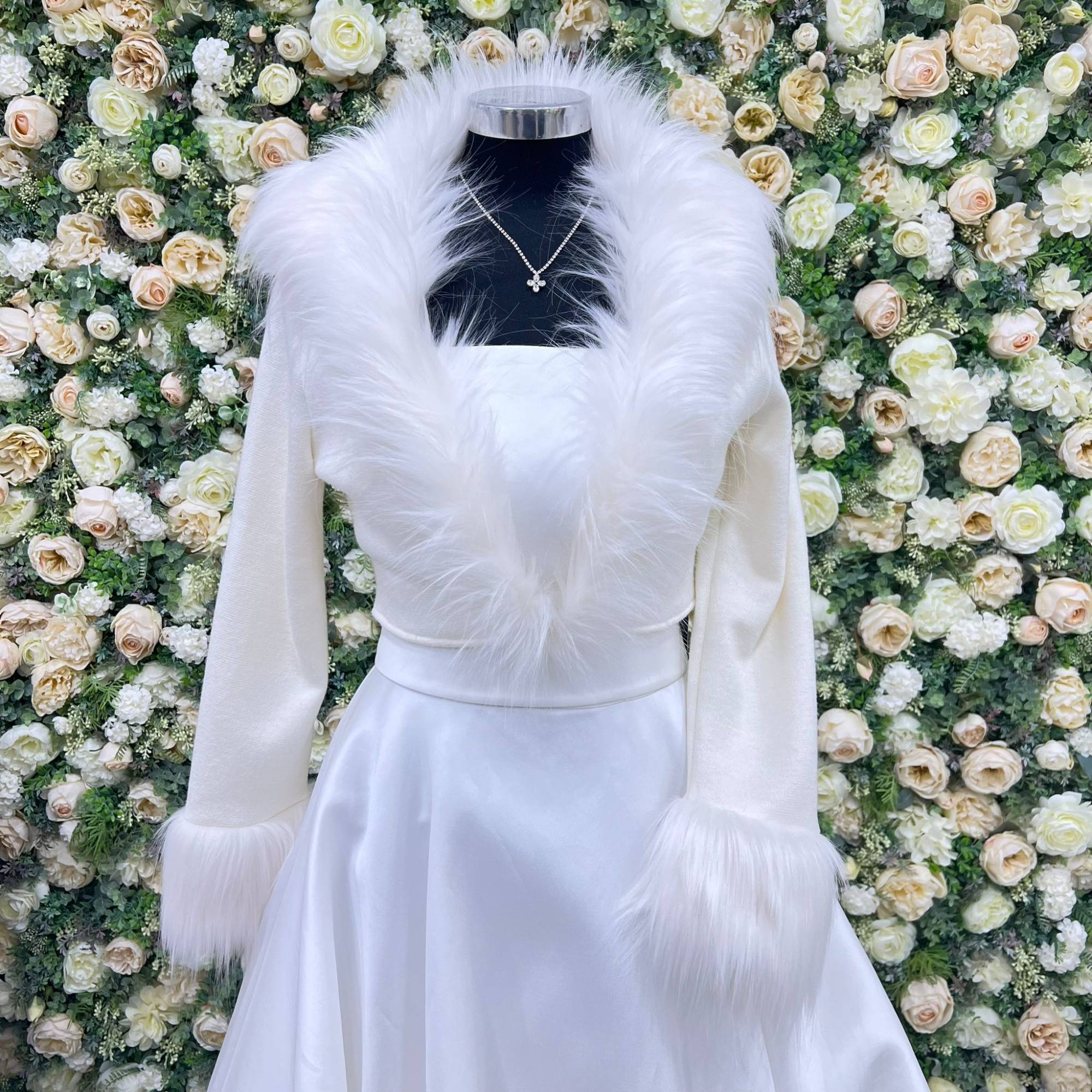 MINIPULL CON SCOLLO PIUME STRUZZO – Davino Spose