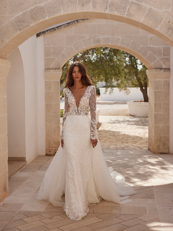 Abito sposa semi sirena con coda in pizzo importante.