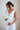 Deborah in abito da sposa Davino con il bouquet di rose bianche